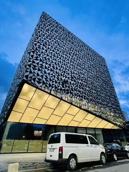 Tirane, jepet me qera zyre Kati 4, 98 m² 2.500 € (BLLOKU)