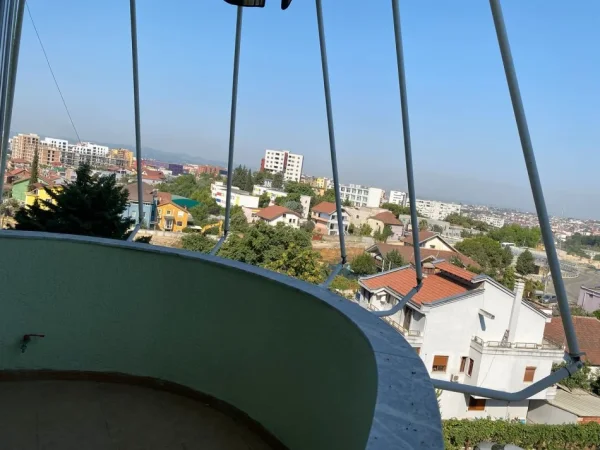Tirane, jepet me qera 2+1+Ballkon Kati 3, 65 m² 400 € (pran restorant Freskut)