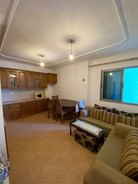 Tirane, jepet me qera 2+1+Ballkon Kati 3, 65 m² 400 € (pran restorant Freskut)