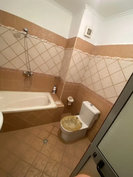Tirane, jepet me qera 2+1+Ballkon Kati 3, 65 m² 400 € (pran restorant Freskut)