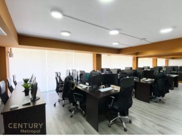 Tirane, jepet me qera ambjent biznesi Kati 1, 194 m² 3.500 € (SHKOLLA PETRO NINI)