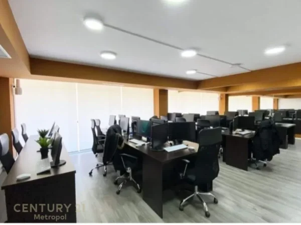 Tirane, jepet me qera ambjent biznesi Kati 1, 194 m² 3.500 € (SHKOLLA PETRO NINI)