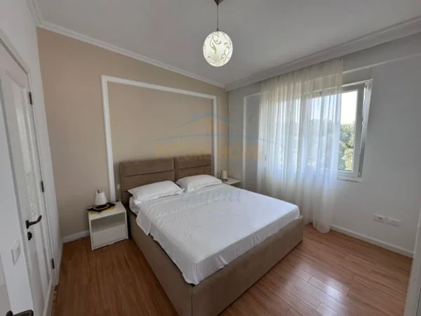 Tirane, jepet me qera apartament 2+1+Ballkon Kati 7, 80 m² 900 € (Liqeni i Thate)