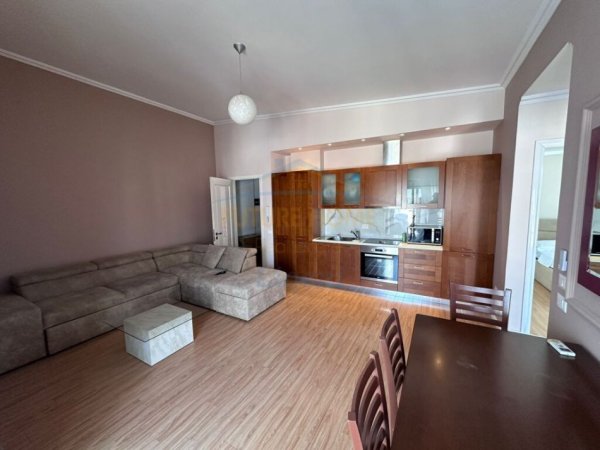 Tirane, jepet me qera apartament 2+1+Ballkon Kati 7, 80 m² 900 € (Liqeni i Thate)