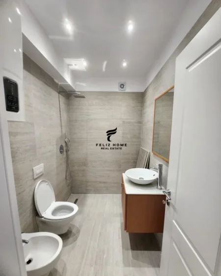 Tirane, jepet me qera apartament 2+1 Kati 3, 74 m² 1.000 € (BLLOKU)