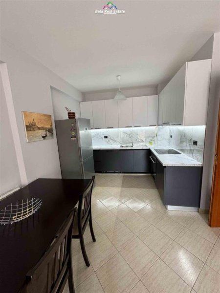 Tirane, jepet me qera apartament 2+1 Kati 7, 107 m² 750 € (komuna e parisit)