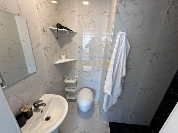 Tirane, jepet me qera apartament 2+1 Kati 7, 80 m² 900 € (Liqeni i Thate)