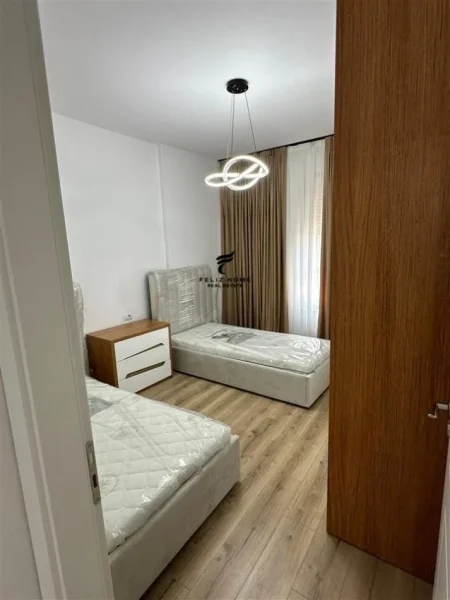 Tirane, jepet me qera apartament 2+1+Ballkon Kati 6, 103 m² 650 € (KINOSTUDIO)