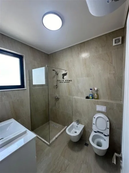 Tirane, jepet me qera apartament 2+1+Ballkon Kati 6, 103 m² 650 € (KINOSTUDIO)