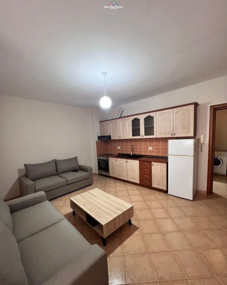Tirane, jepet me qera apartament 1+1+Ballkon Kati 3, 62 m² 420 € (kinostudio)