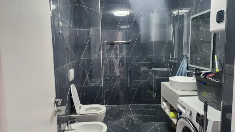 Tirane, jepet me qera apartament 2+1 Kati 2, 99 m² 1.300 € (Liqeni I Tiranes)