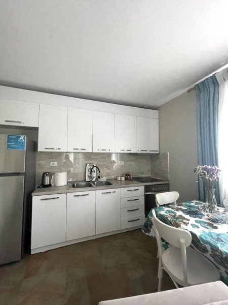 Tirane, jepet me qera apartament 2+1+Ballkon Kati 3, 85 m² 550 € (xhamia e tabakeve)
