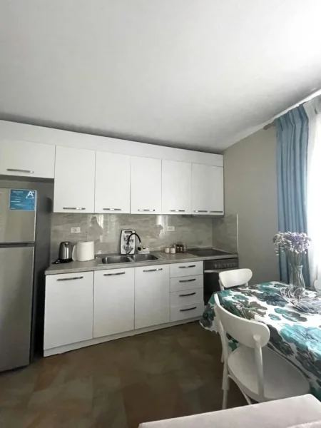 Tirane, jepet me qera apartament 2+1+Ballkon Kati 3, 85 m² 550 € (xhamia e tabakeve)