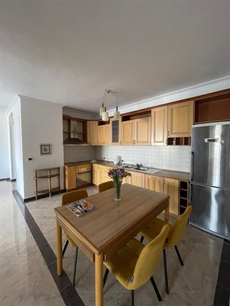 Tirane, jepet me qera apartament 2+1 Kati 8, 146 m² 800 € (Bllok)
