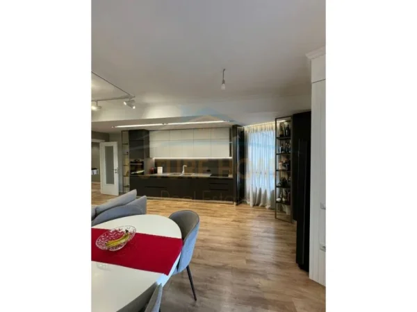 Tirane, shitet apartament 2+1 Kati 4, 111 m² 219.000 € (Farmacia 10)