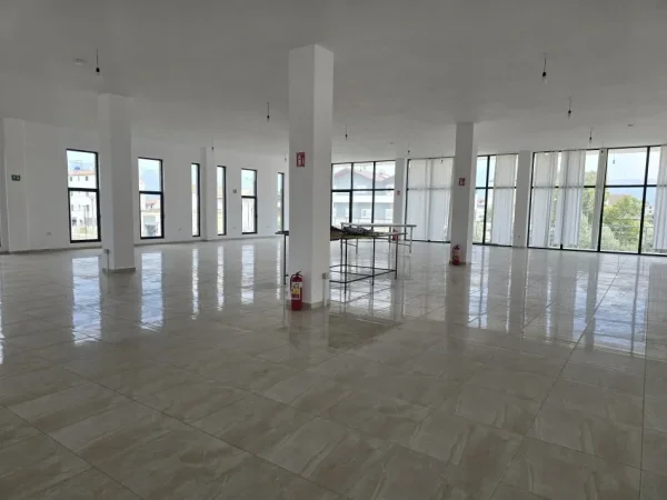 Tirane, jepet me qera magazine Kati 3, 3.000 m² 2.500 € (Laknas Prane Rinasit)