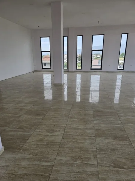 Tirane, jepet me qera magazine Kati 3, 3.000 m² 2.500 € (Laknas Prane Rinasit)