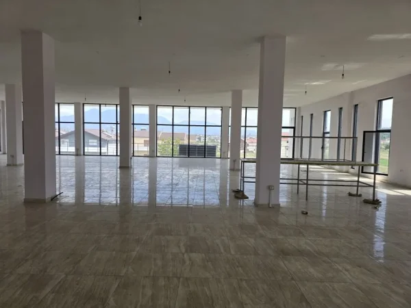 Tirane, jepet me qera magazine Kati 3, 3.000 m² 2.500 € (Laknas Prane Rinasit)