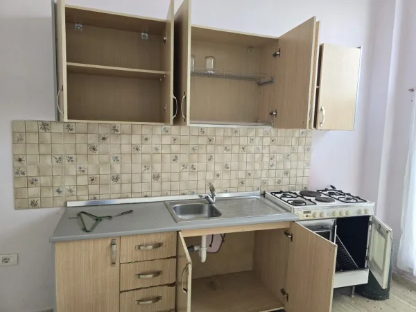 Tirane, jepet me qera magazine Kati 3, 3.000 m² 2.500 € (Laknas Prane Rinasit)