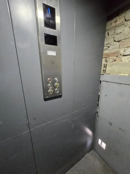 Tirane, jepet me qera magazine Kati 3, 3.000 m² 2.500 € (Laknas Prane Rinasit)