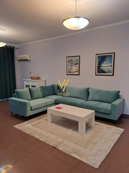 Tirane, jepet me qera apartament 2+1+Ballkon Kati 2, 130 m² 800 € (PAZARI I RI)