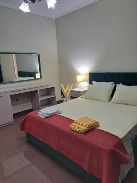 Tirane, jepet me qera apartament 2+1+Ballkon Kati 2, 130 m² 800 € (PAZARI I RI)