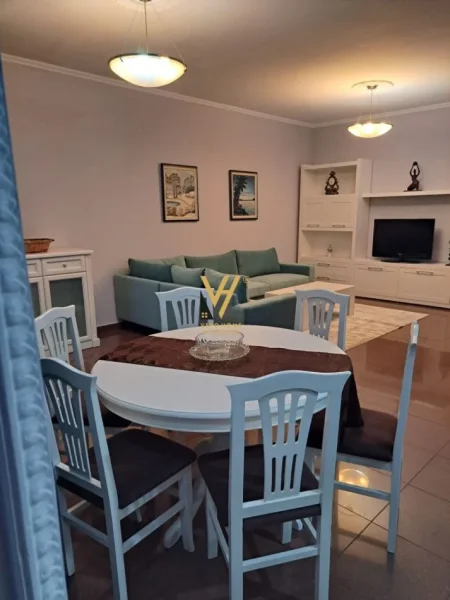 Tirane, jepet me qera apartament 2+1+Ballkon Kati 2, 130 m² 800 € (PAZARI I RI)