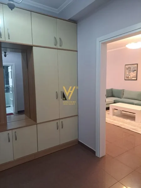Tirane, jepet me qera apartament 2+1+Ballkon Kati 2, 130 m² 800 € (PAZARI I RI)
