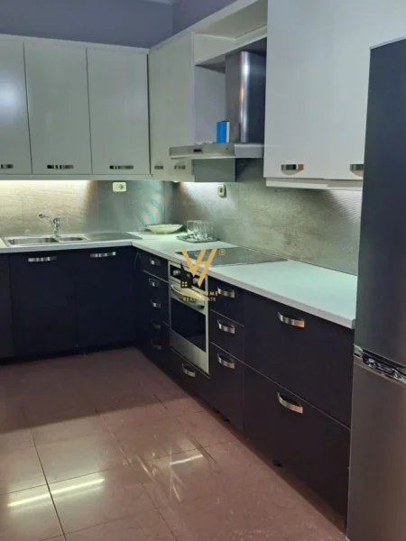 Tirane, jepet me qera apartament 2+1+Ballkon Kati 2, 130 m² 800 € (PAZARI I RI)