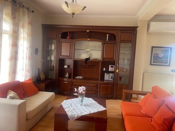 Tirane, jepet me qera apartament 3+1 Kati 3, 125 m² 650 € (QENDER)