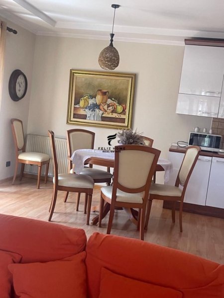 Tirane, jepet me qera apartament 3+1 Kati 3, 125 m² 650 € (QENDER)