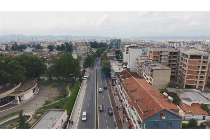 Tirane, jepet me qera ambjent biznesi Kati 1, 221 m² 1.500 € (Rruga e Dibres)