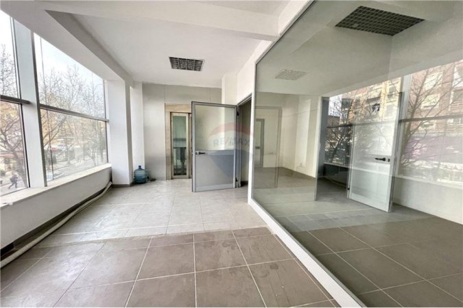 Tirane, jepet me qera ambjent biznesi Kati 1, 104 m² 1.000 € (Xhamlliku)