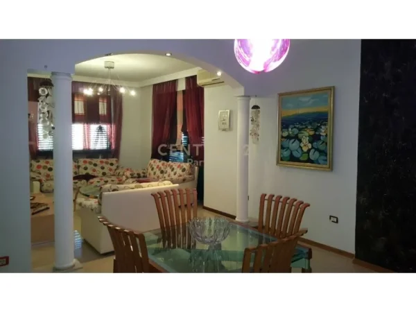 Tirane, jepet me qera apartament 2+1 Kati 5, 107 m² 650 € (21 Dhjetori)