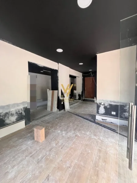 Tirane, shitet dyqan Kati 0, 80 m² 750.000 € (21 DHJETORI)