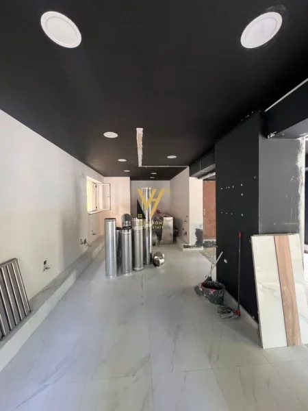 Tirane, shitet dyqan Kati 0, 80 m² 750.000 € (21 DHJETORI)