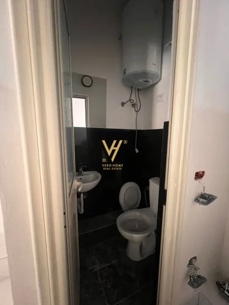 Tirane, shitet dyqan Kati 0, 80 m² 750.000 € (21 DHJETORI)