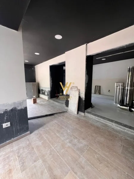 Tirane, shitet dyqan Kati 0, 80 m² 750.000 € (21 DHJETORI)