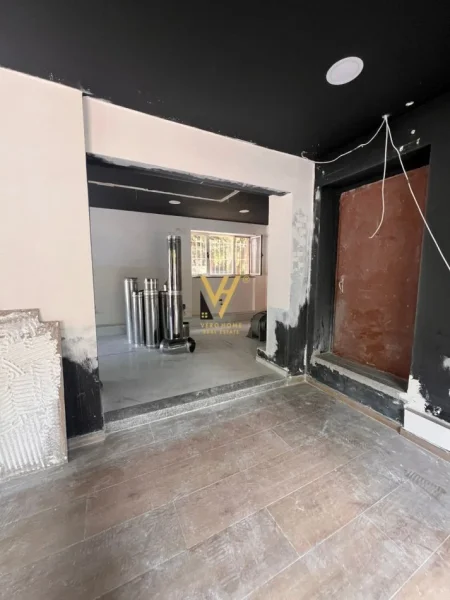 Tirane, shitet dyqan Kati 0, 80 m² 750.000 € (21 DHJETORI)