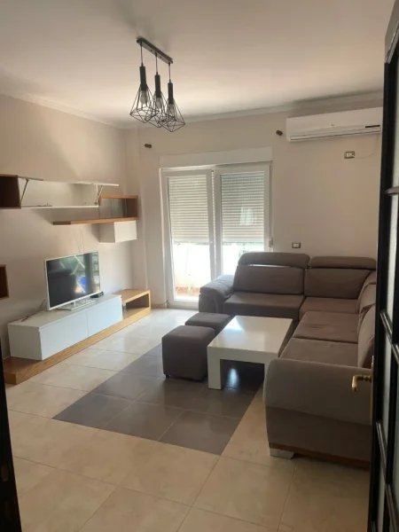 Tirane, jepet me qera apartament 2+1+Ballkon Kati 4, 85 m² 500 € (Rruga e Elbasanit)