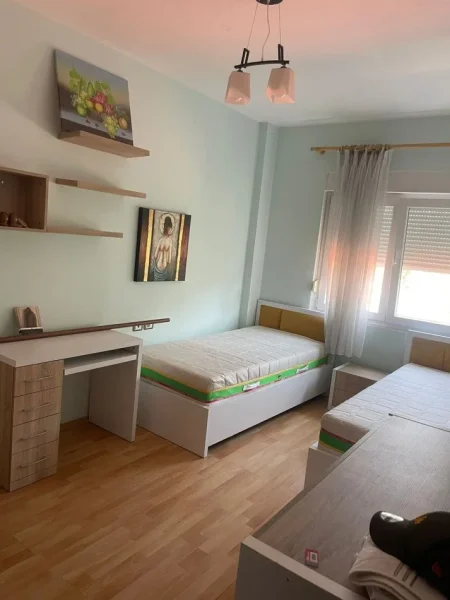 Tirane, jepet me qera apartament 2+1+Ballkon Kati 4, 85 m² 500 € (Rruga e Elbasanit)