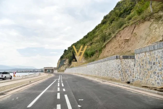 Pogradec, shitet truall , 180.000 m² 1.000.000 € (POGRADEC)