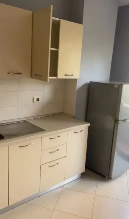 Tirane, jepet me qera apartament 2+1+Ballkon Kati 2, 105 m² 450 € (Astir , Kompleksi Molla Shpk)