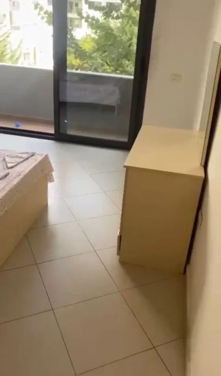 Tirane, jepet me qera apartament 2+1+Ballkon Kati 2, 105 m² 450 € (Astir , Kompleksi Molla Shpk)