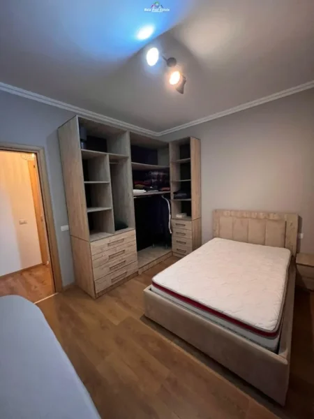 Tirane, jepet me qera apartament 2+1 Kati 3, 110 m² 800 € (KOPSHTI BOTANIK)