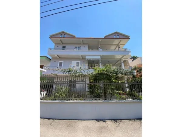 Tirane, shes Vile 3 Katshe Kati 3, 274 m² 359.000 € (Rruga Gjon Mili, BULEVARDI I RI)
