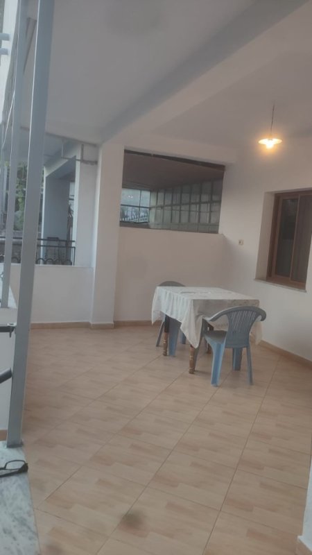 Tirane, jepet me qera shtepi 2+1+Ballkon Kati 1, 90 m² 300 € (Don Bosko , te restorant gjeli)