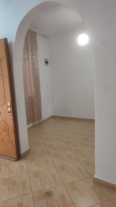 Tirane, jepet me qera shtepi 2+1+Ballkon Kati 1, 90 m² 300 € (Don Bosko , te restorant gjeli)