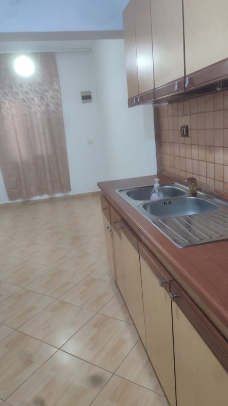 Tirane, jepet me qera shtepi 2+1+Ballkon Kati 1, 90 m² 300 € (Don Bosko , te restorant gjeli)