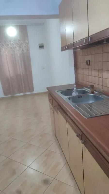 Tirane, jepet me qera shtepi 2+1+Ballkon Kati 1, 90 m² 300 € (Don Bosko , te restorant gjeli)